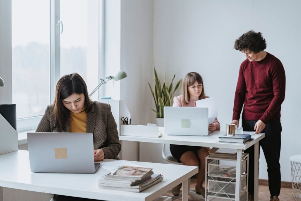 Accompagnement digital : équipe accompagnée dans un bureau