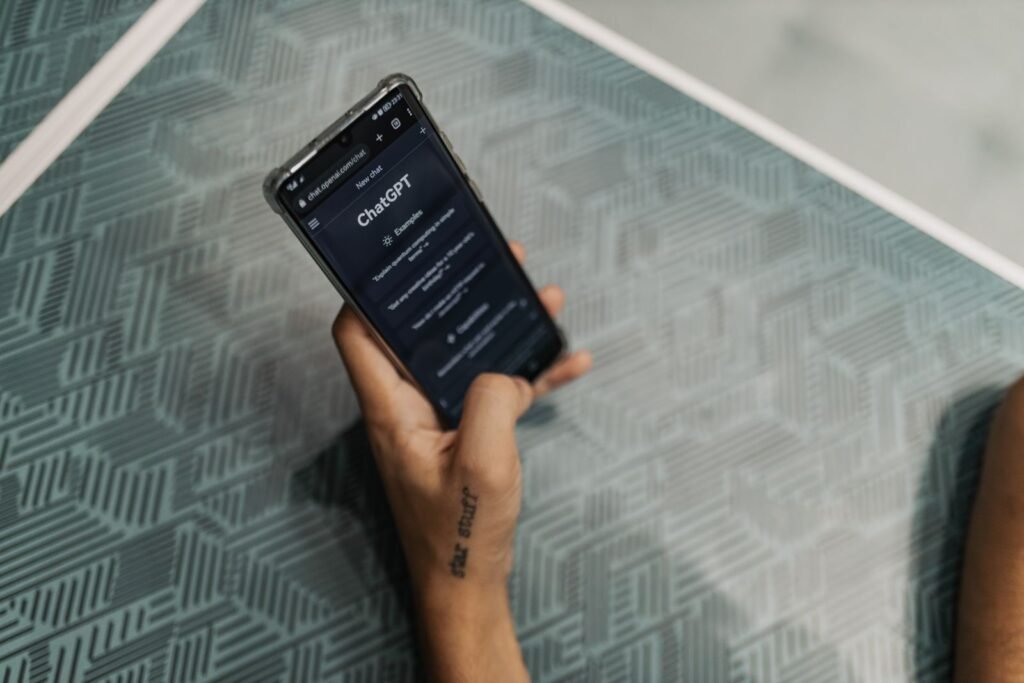 Utilisation d’un assistant IA sur smartphone pour chercher un prestataire