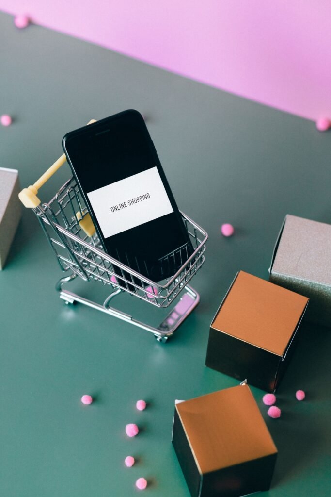 Création de site e-commerce : smartphone et caddie miniature