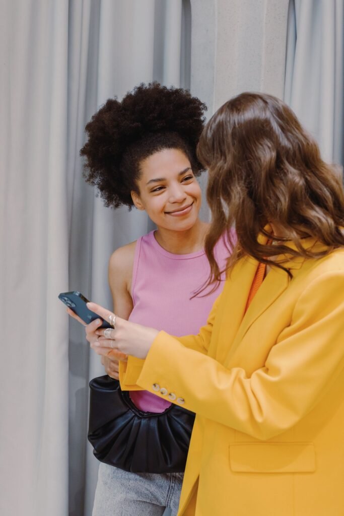 Avis Google : cliente consultant les avis sur smartphone
