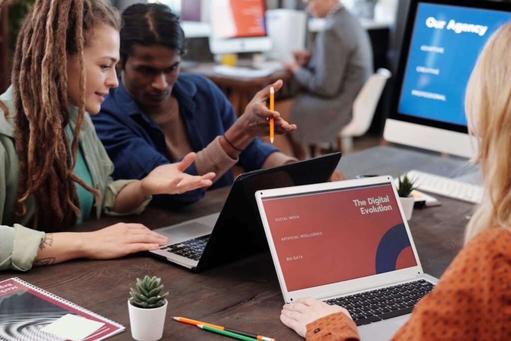 Agence web : équipe Univers du Web en réunion de travail