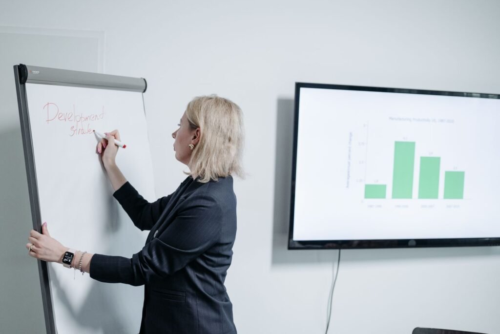 Formation au marketing digital : formatrice présentant des graphiques