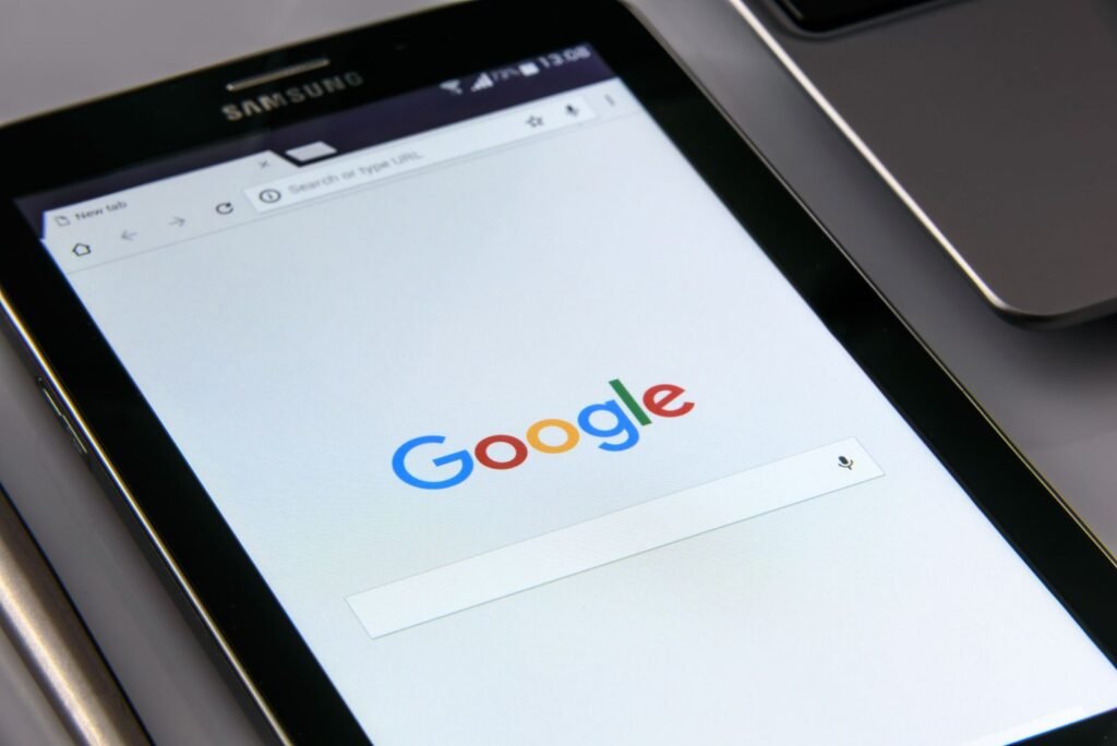 Google Ads : moteur de recherche Google affiché sur une tablette