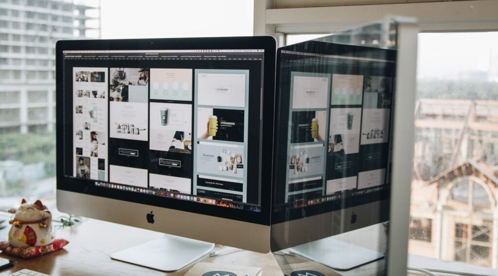 Agence web Univers du Web : écrans affichant des maquettes de sites internet