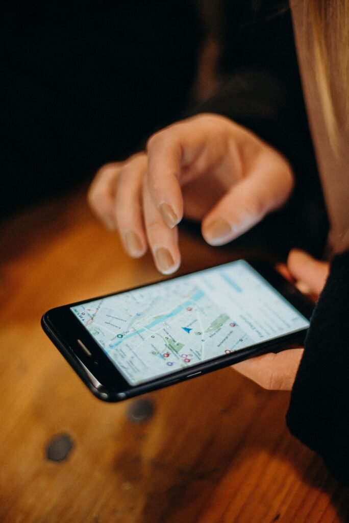 Référencement local : recherche sur Google Maps depuis un smartphone